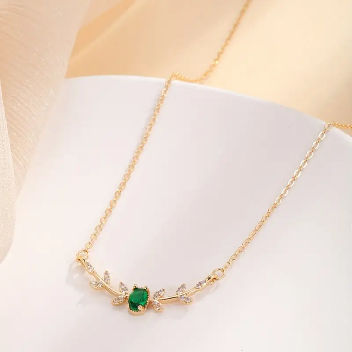 Collier En Argent Avec Des Pierres De Zircon Et Des Pendentifs En Forme De Feuille