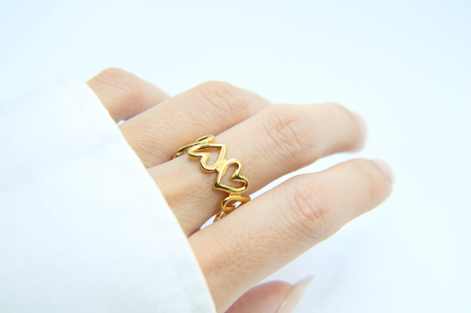 Une Bague Au Motif De Cœur Simple