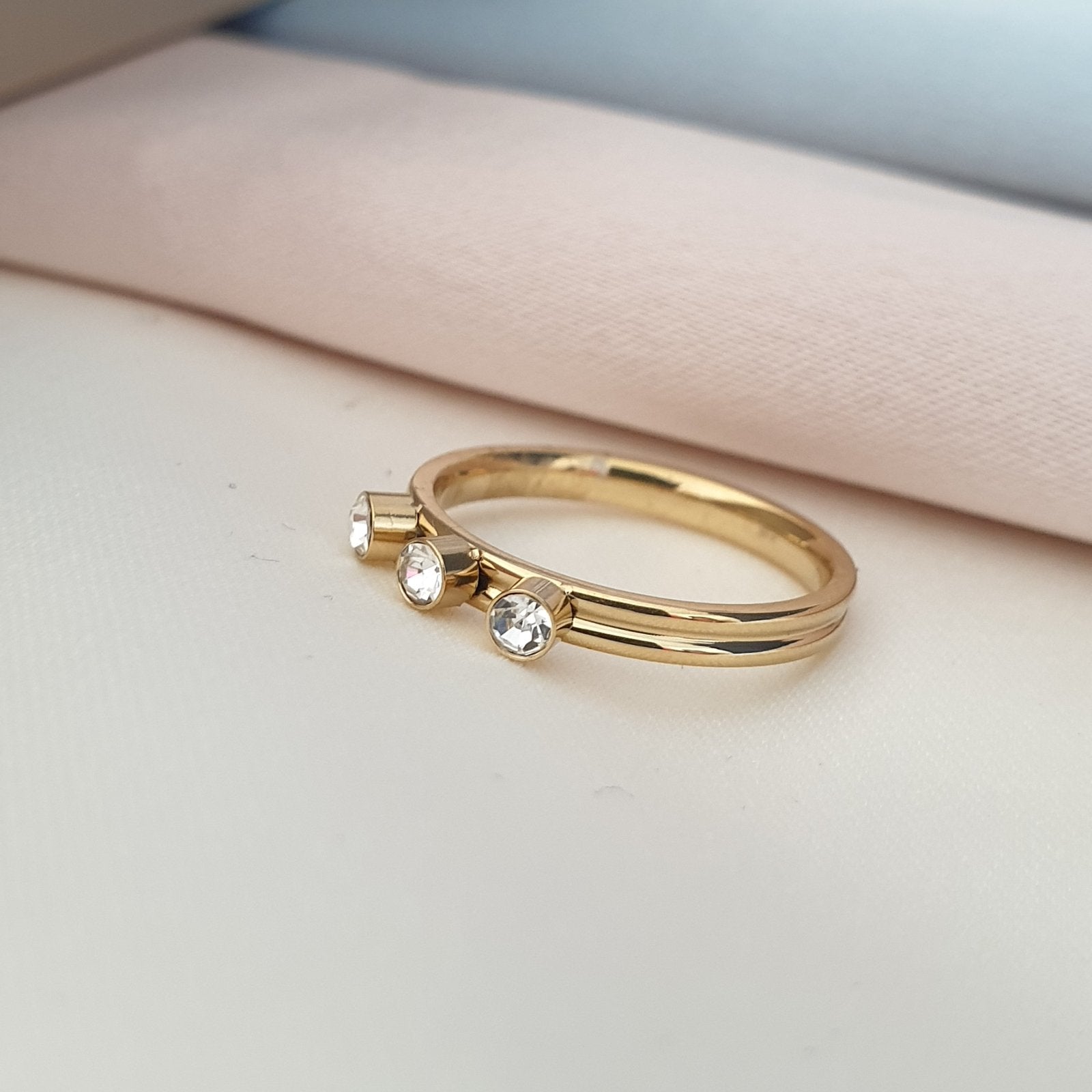 Bague Acier Garanti Inoxydable Solitaire Simple 3 Pierres Dorée