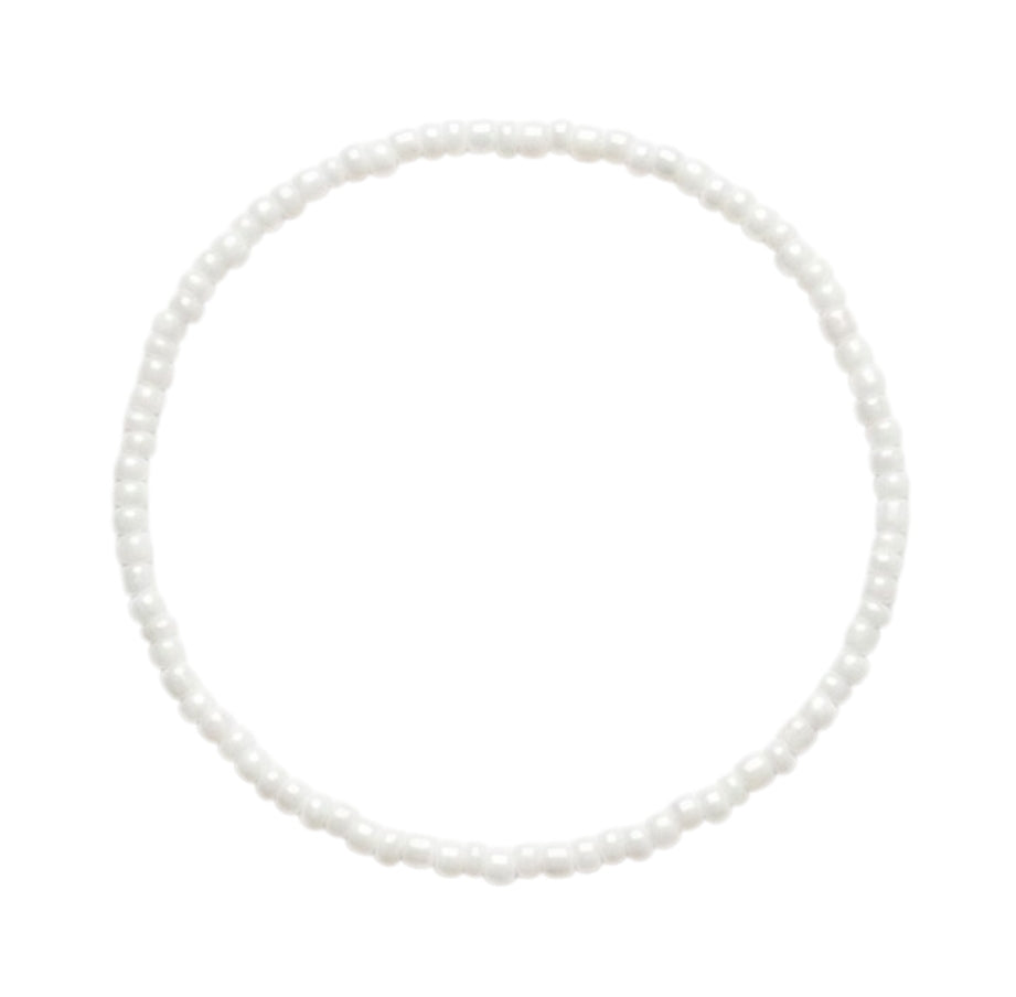 Un Bracelet Classique Et Délicat Composé De Perles Blanches – Simplicité Et Élégance