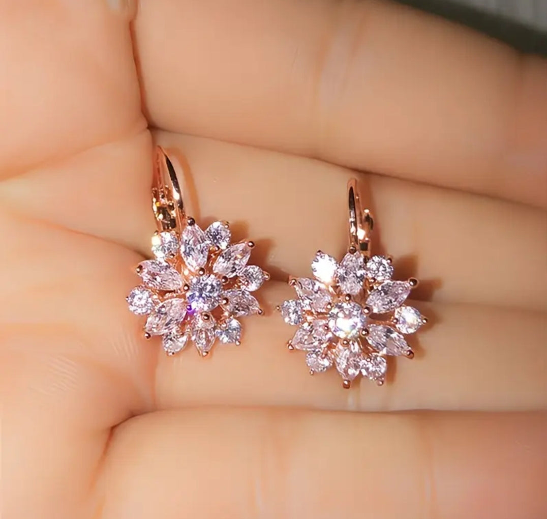 Boucles D'Oreilles Florales Élégantes En Zircone Synthétique Parfaites Pour Un Usage Quotidien Et Les Événements Spéciaux - Un Excellent Cadeau Pour Elle