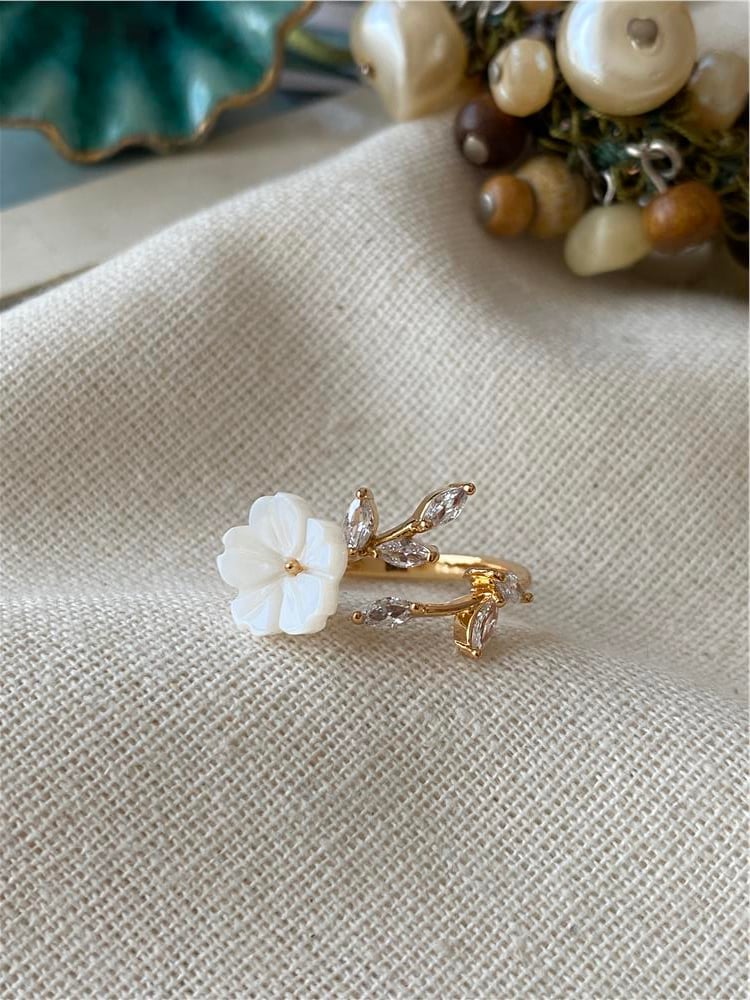 Bague Fleurs Ajustable – Élégante & Raffinée 🌸